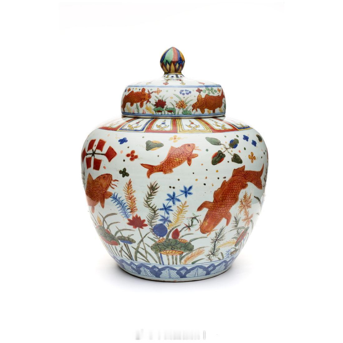 明嘉靖 五彩鱼藻纹大罐尺寸：47 x 40 cm来源：美国 亚洲协会博物馆 