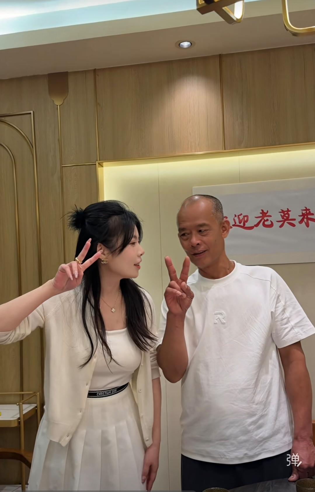 莫氏鸡煲老莫到上海推广美食了！老莫火了，很多人邀请老莫品美食，点评，这不老莫一见