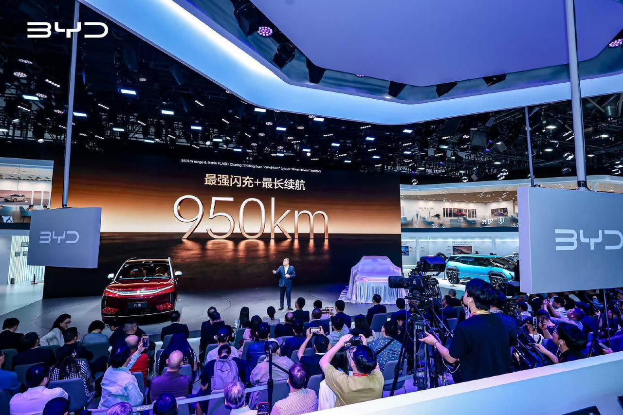 比亚迪大唐亮相北京车展，这外观看着就很大气，内饰也精致不少，还有闪充、后轮转向、