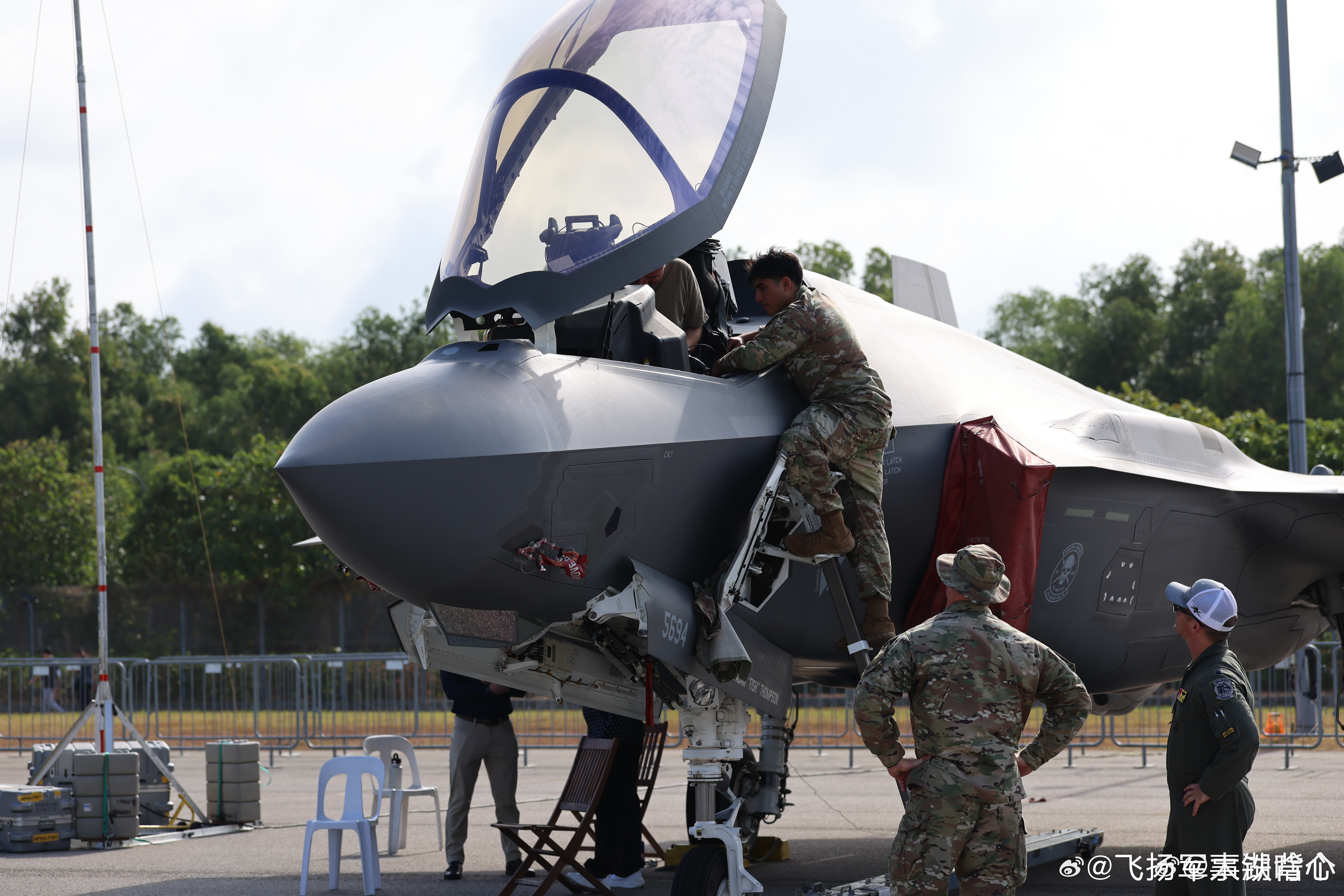 找了个图对比一下：彼35登机梯舱门与前起落架舱门干涉，不如此35。 