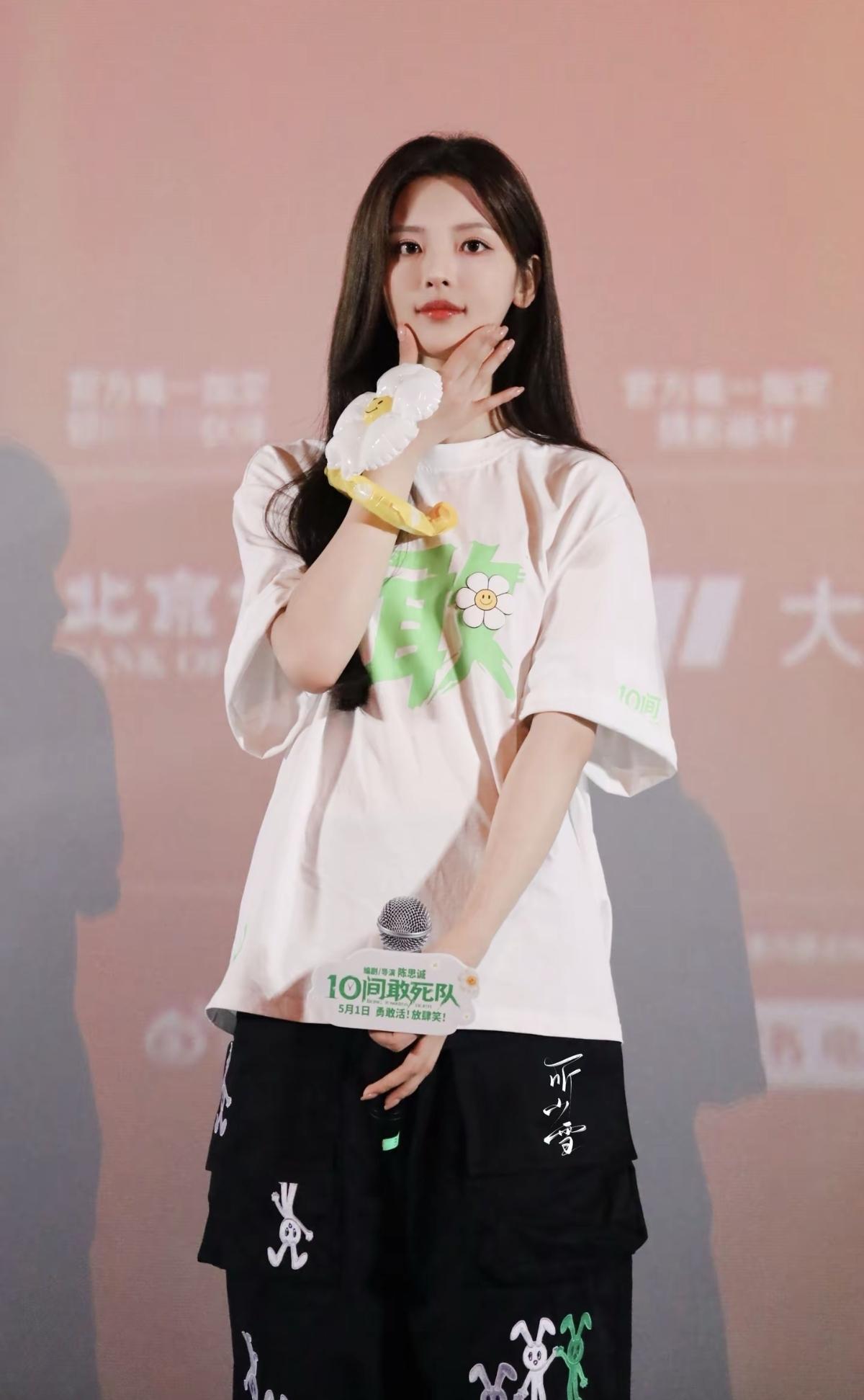 杨超越饰演的护士“谢谢”，戏外也依旧温柔又真诚[赞] 杨超越的路演生图，自带干净