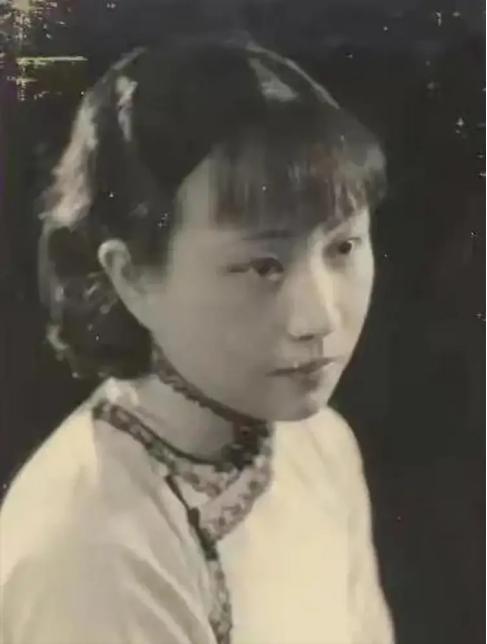 1925年，阔别家乡七年的陈诚回家奔丧，妻子本想与他同房，特意梳洗一番，没想到刚