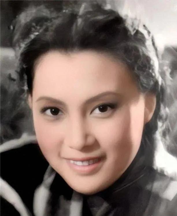 1983年，秦怡正忙着为丈夫金焰准备葬礼，突然看到一个青年，扑在遗体旁哭喊着：“