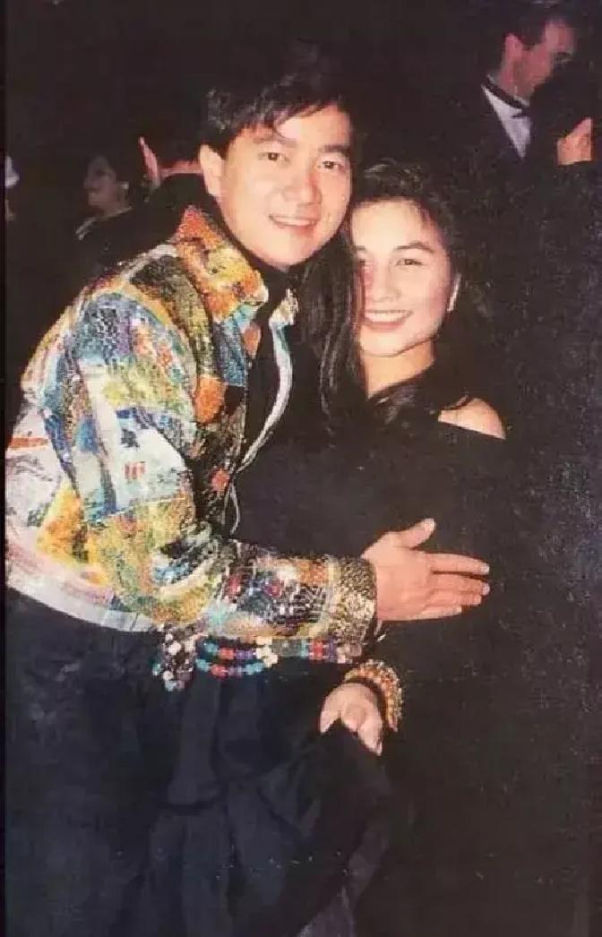 退出歌坛第5年，他一晚筹到200万
 
那晚的舞厅灯光很亮，陈百强穿一件普通西装