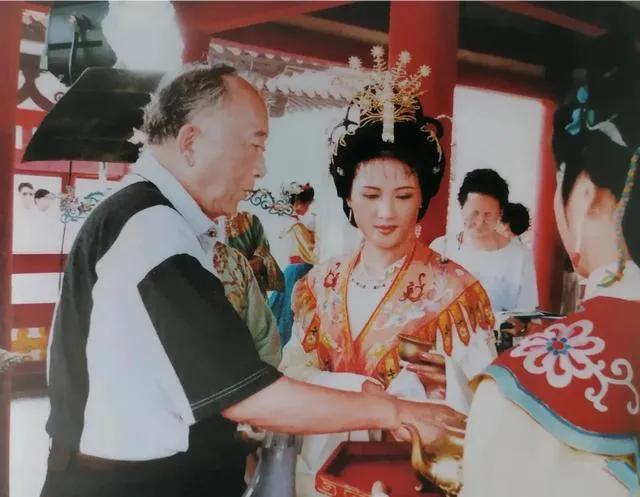 越剧电视剧《孟丽君》拍摄现场照
图一 孙道临给单仰萍说戏
图二 孙道临和陈飞合影