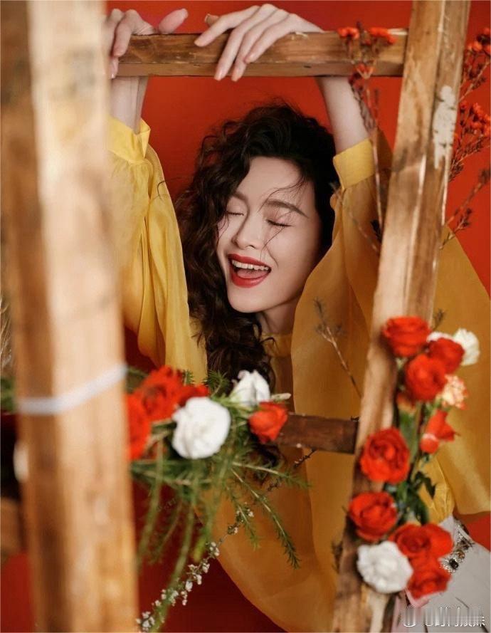 文咏珊五官原装真是美！穿黄色薄纱衬衫配短裙，尽显优雅女人味！ 