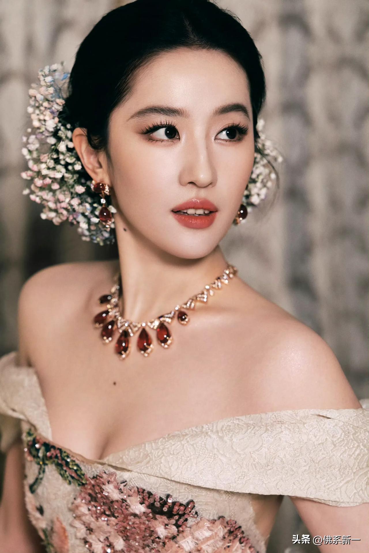 刘亦菲vogue压轴战袍出了！
又是国内首穿，来自Elie Saab 2025秋