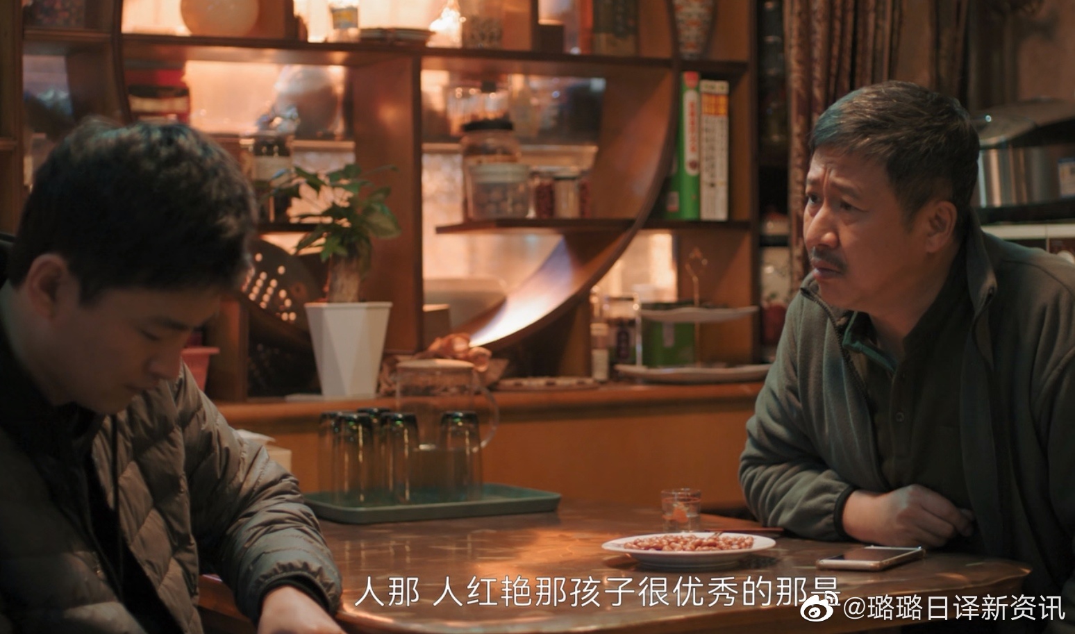 通情达理有多重要，看《熟年》里的倪伟民就知道了。倪伟民对于二琥难为孩子，说亲家母