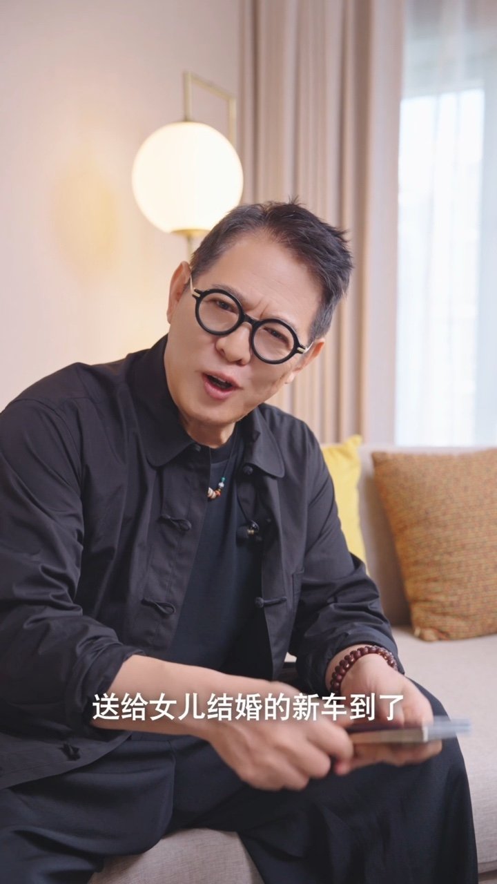 李连杰提车仪式感李连杰女儿高兴比什么都重要有这样的老爸太幸福了，女儿高兴比什么都