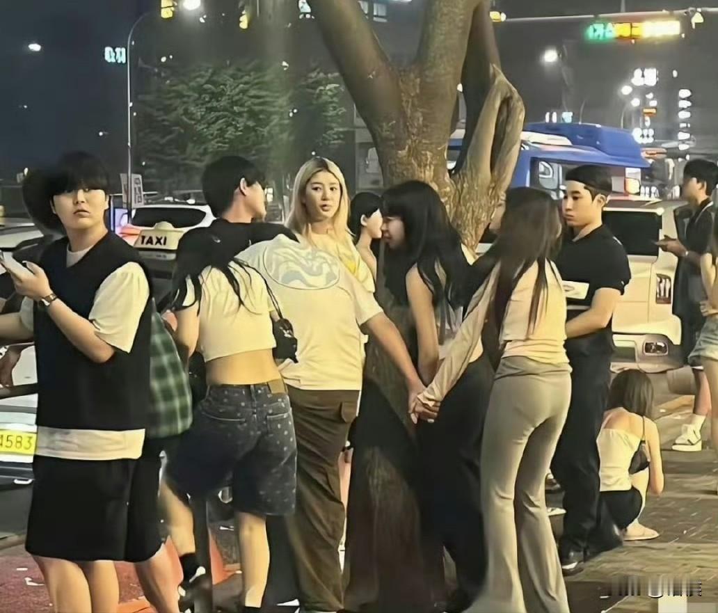 大家知道王思聪为啥每天都跟女孩子混在一起吃喝玩乐，咋就不趁着年轻干一翻事业 ​​