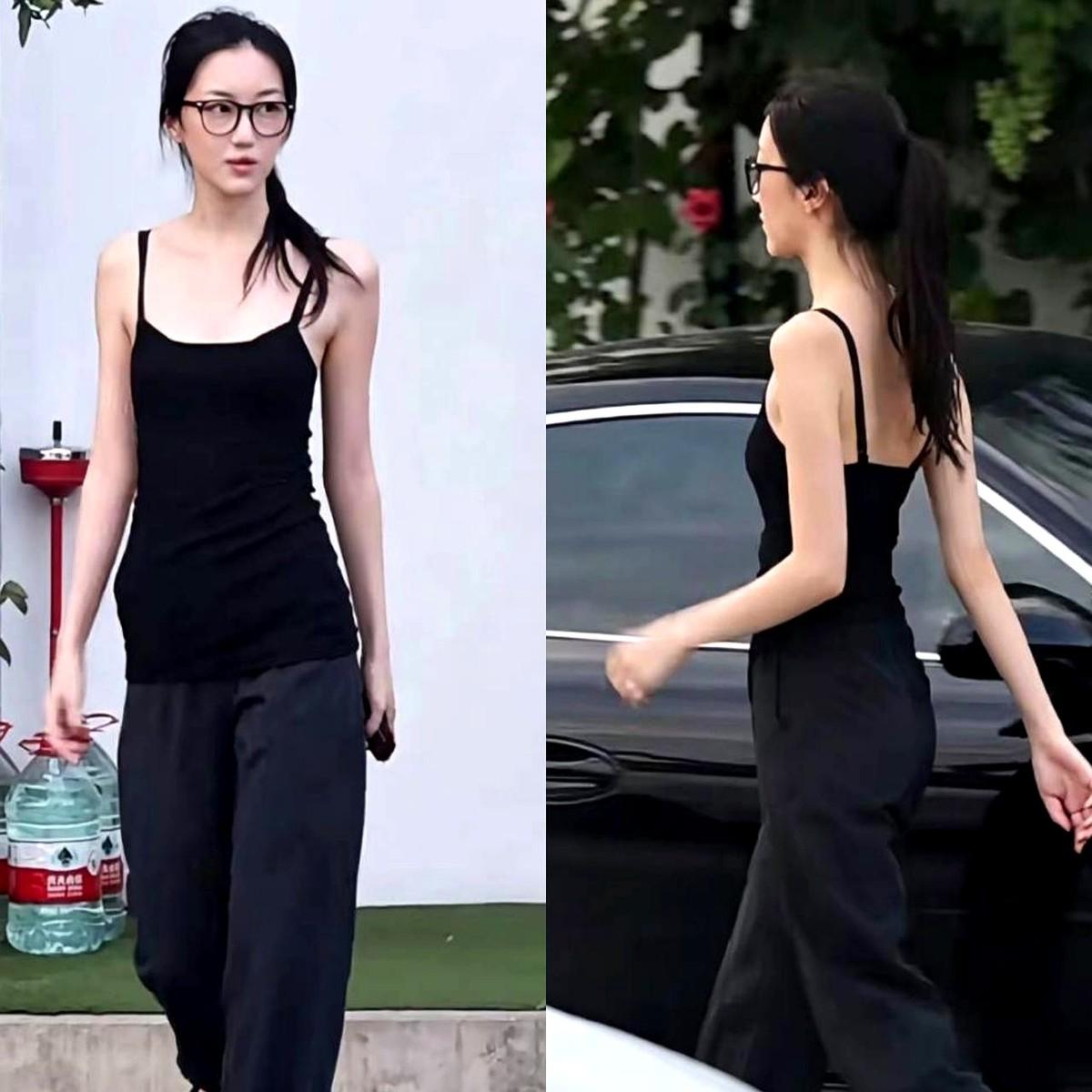 黑吊带，高马尾。镜头怼脸拍，她眼皮都没抬一下。

路人镜头下的李嫣，跟窦靖童宋妍