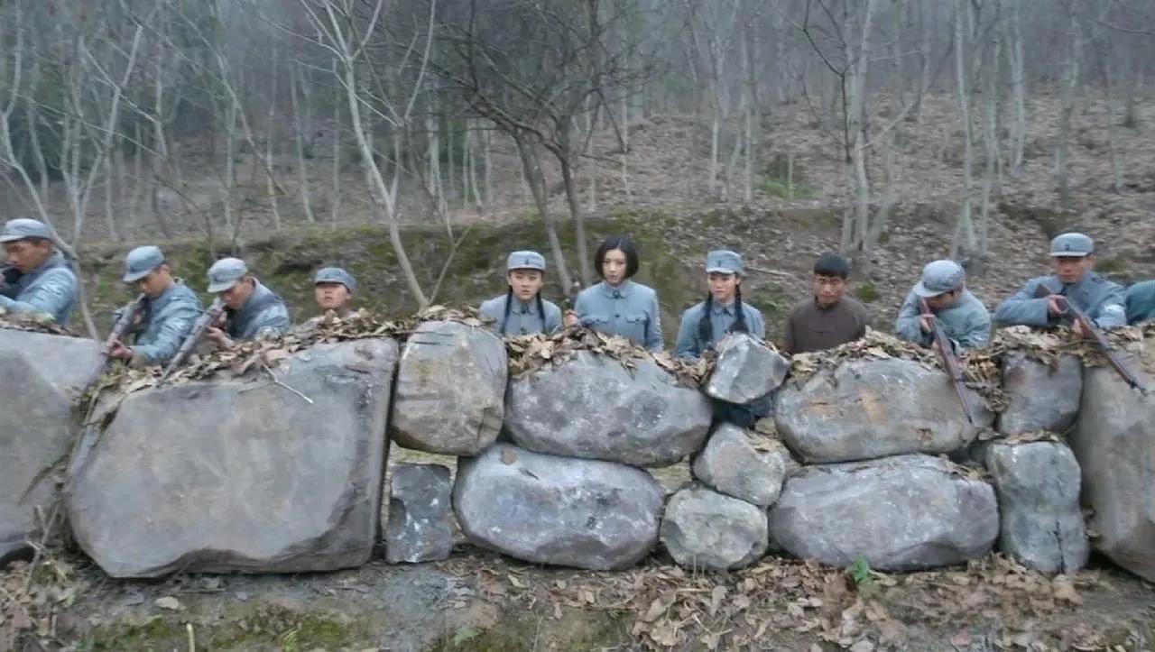 这场景实在让人想不明白，抗战时期这么大的石头到底是怎么摆放的？导演也真是个人才！