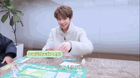 王源发了一个视频介绍专辑💿里面大富翁游戏，玩家四位，只有第四位声音被bi了其他