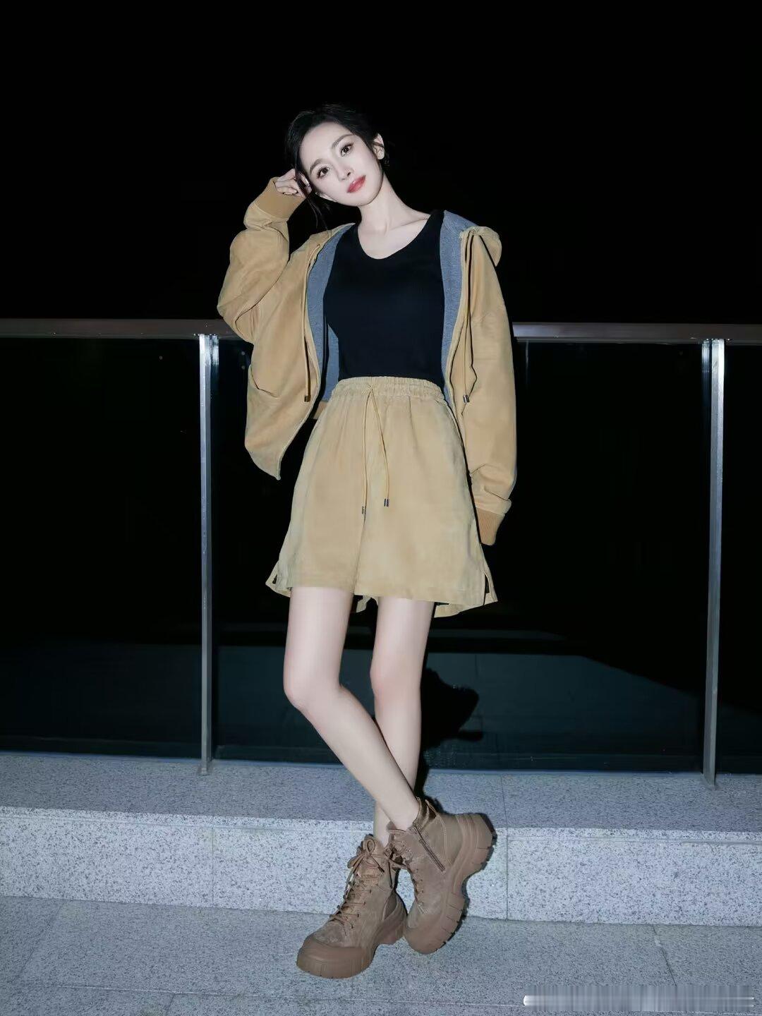 杨幂  🦊杨幂宝家洁品牌全球代言人 这就是上海，它这样微妙的维持着所有人的白日