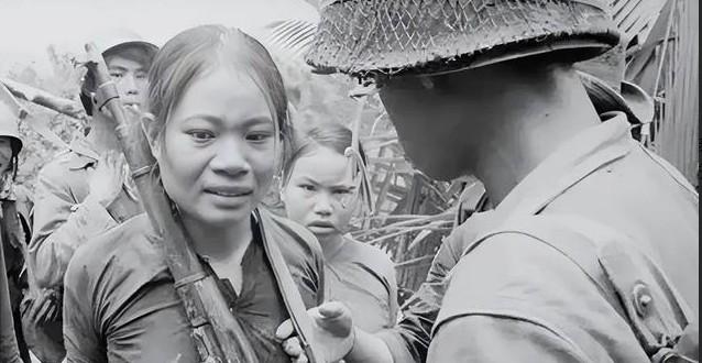 1965年，美越战争中，一位北越美女游击队队长被美国大兵俘虏了，当天就被偷偷注射