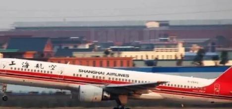 2000年，一中学生乘机去上海，坐在窗边的他，却发现机翼有个小豁口！更要命的是，