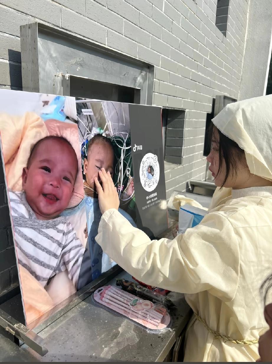 我们真的很爱很爱她，希望她能回来再次看看自己的爸爸妈妈，她还是个宝宝，还没有过过