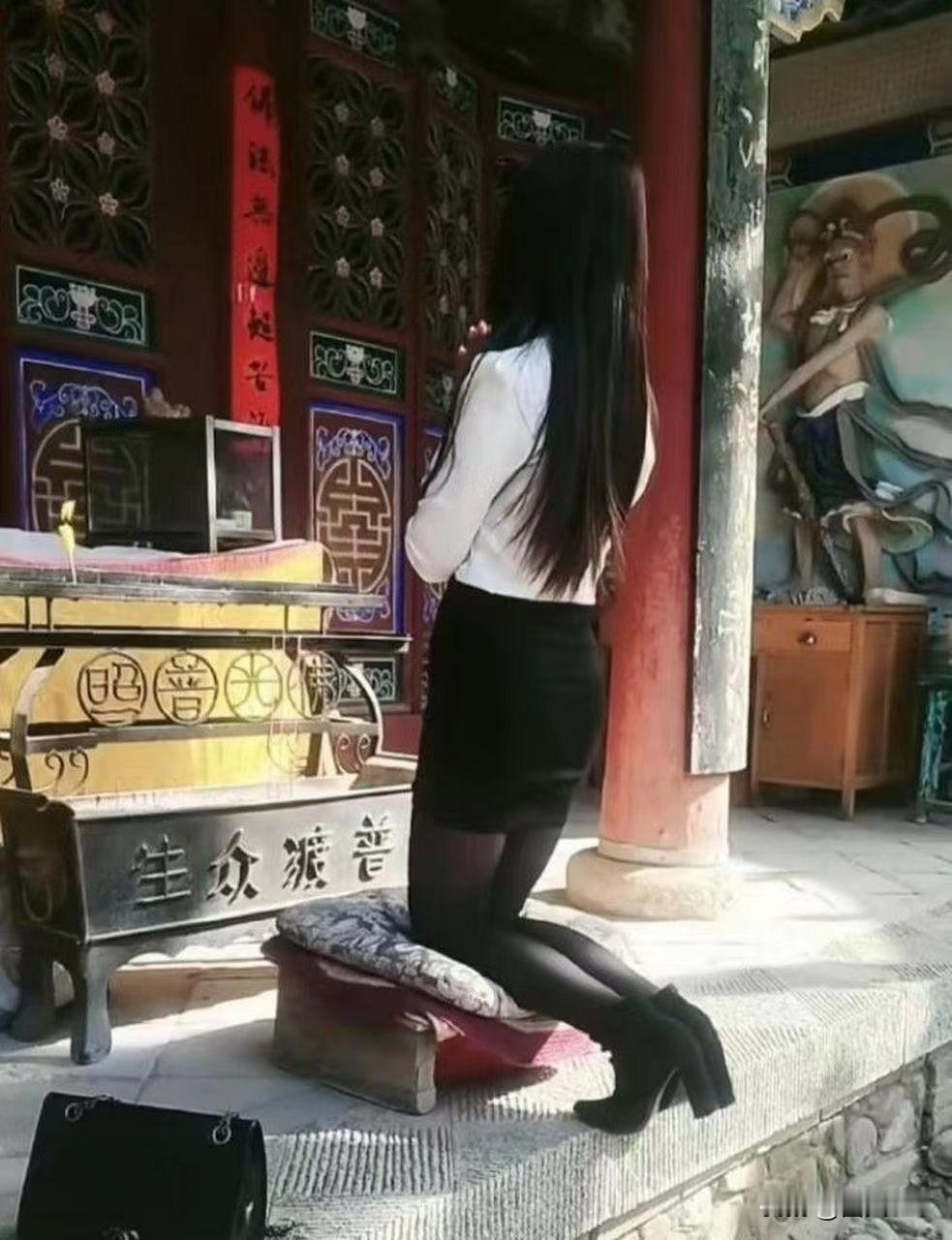 求婚姻！
她对择偶要求一降再降，2025年公开标准，说对方有肚腩、秃头、比她矮都