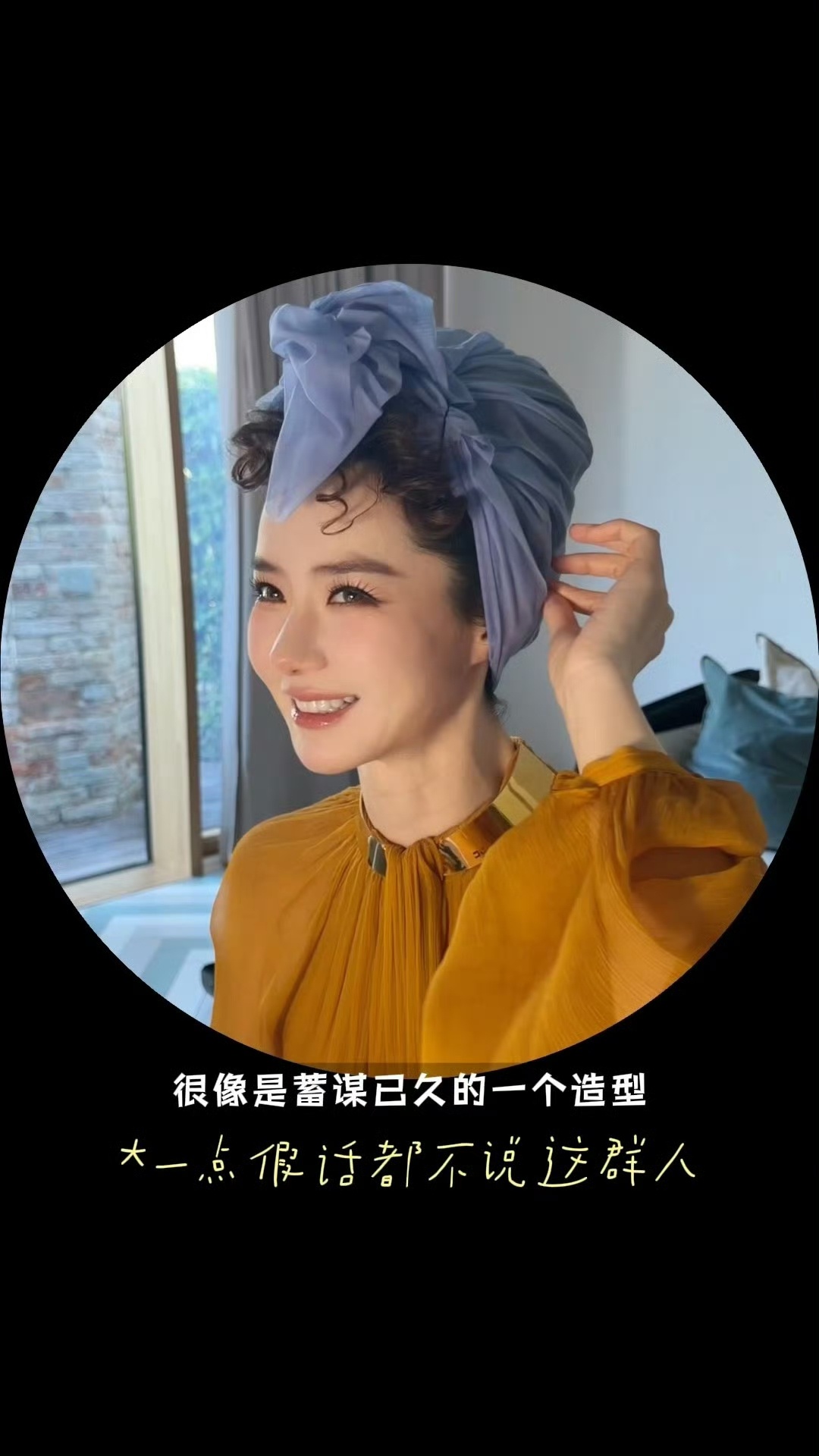 戚薇威尼斯打卡彩虹岛戚薇打卡威尼斯彩虹岛，彩色小屋衬得她明媚又松弛[爱慕] ​​
