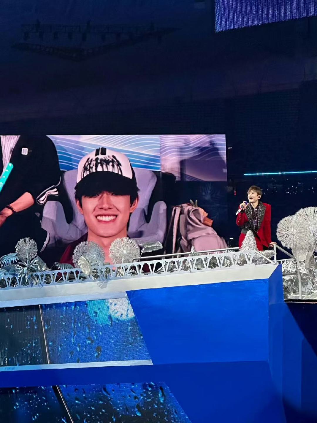 张极又去看张杰演唱会了二刷张杰演唱会的张极，面对夸赞依旧沉稳，沉浸式学习舞台细节