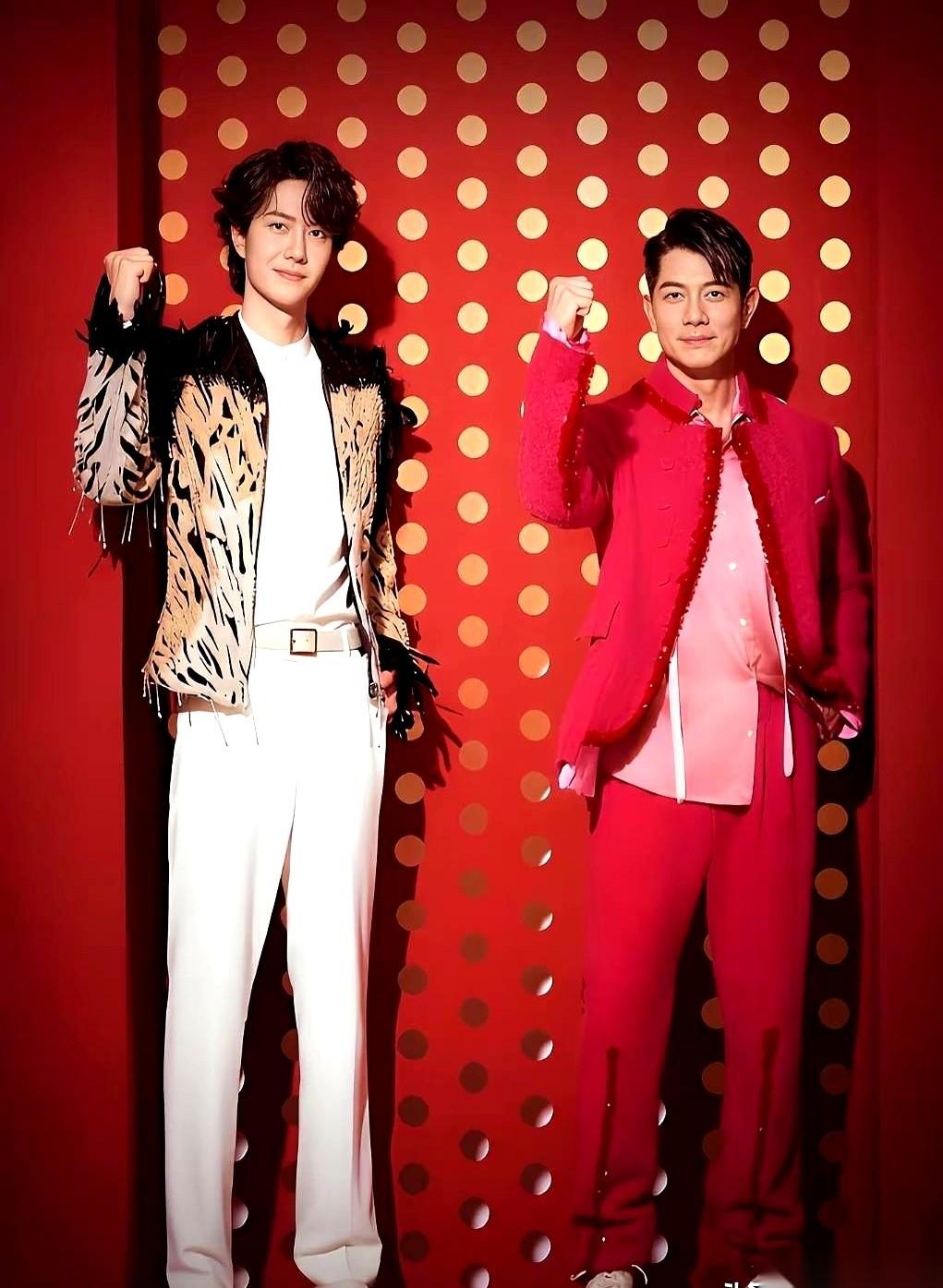 镜头给到郭富城和王一博，两个人并排站着，一身黑。
我下意识想从他俩身上，找出点“