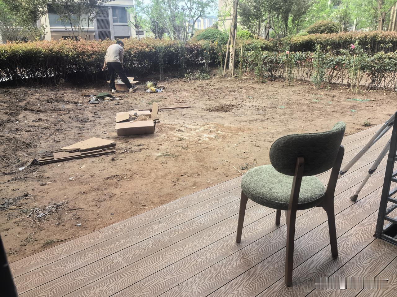 声音“嗲”到让我自己都起鸡皮疙瘩：“他爹，你给我拍两张照片呗，我要假装这花儿都是