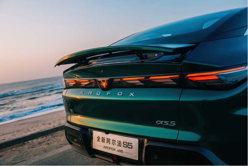 新车划重点 3 月 18 日，极狐举办首个全场景 AI 发布会，定位“AI 高性