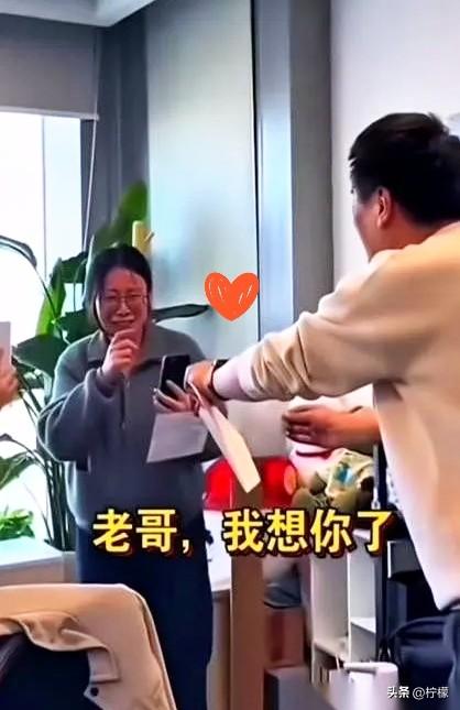 张雪峰公司的两个女员工，估计这辈子都忘不了那个下午。

起因特简单，俩姑娘在公司