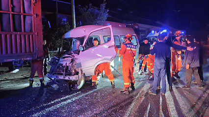 事发汉中！一车追尾，车辆变形1人被困

10月27日汉中消防接警称车辆追尾1人被