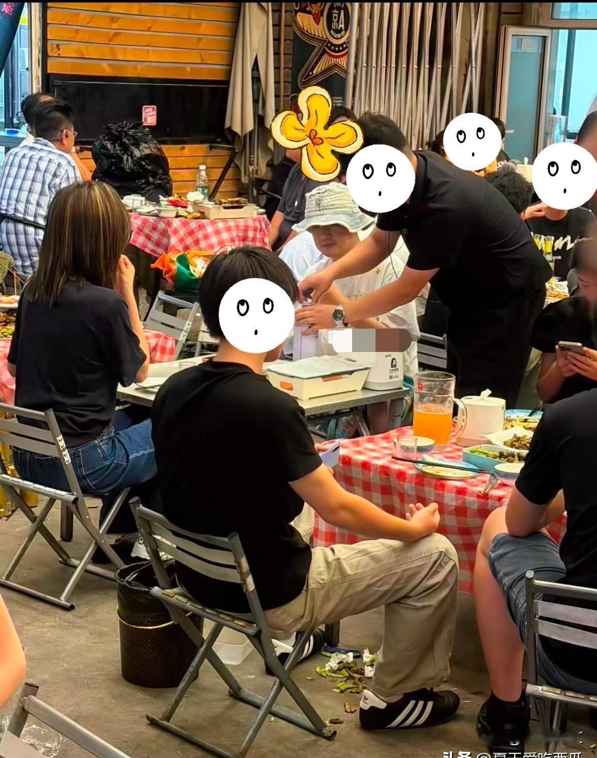 跟老婆包文婧吃完饭就去酒店了？这跟新闻爆出来的穿搭一样[捂脸
包贝尔跟妻子包文婧