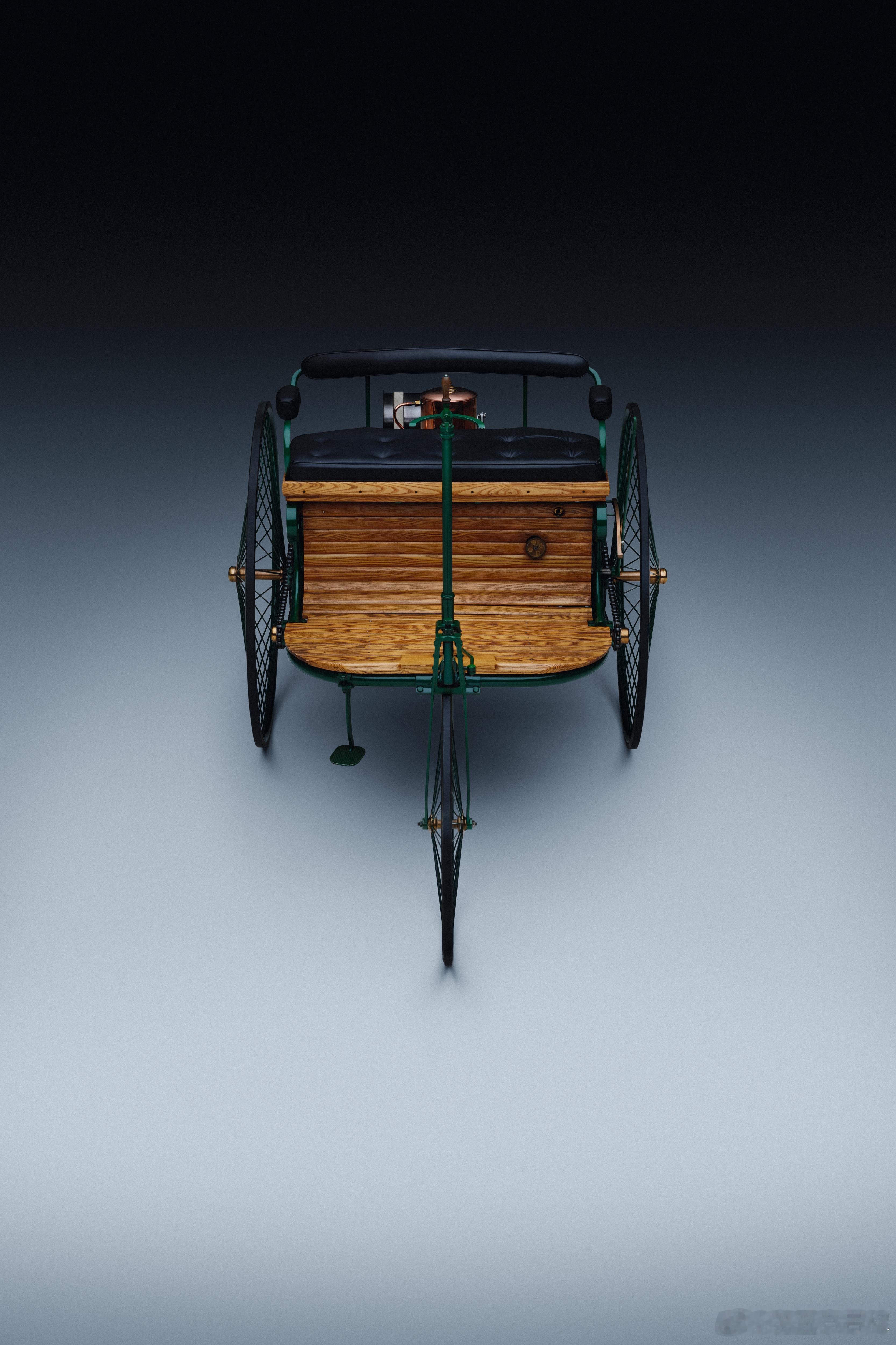 跨越140年的热爱奔驰140年在1886年1月29日，卡尔·本茨为他发明的“燃气