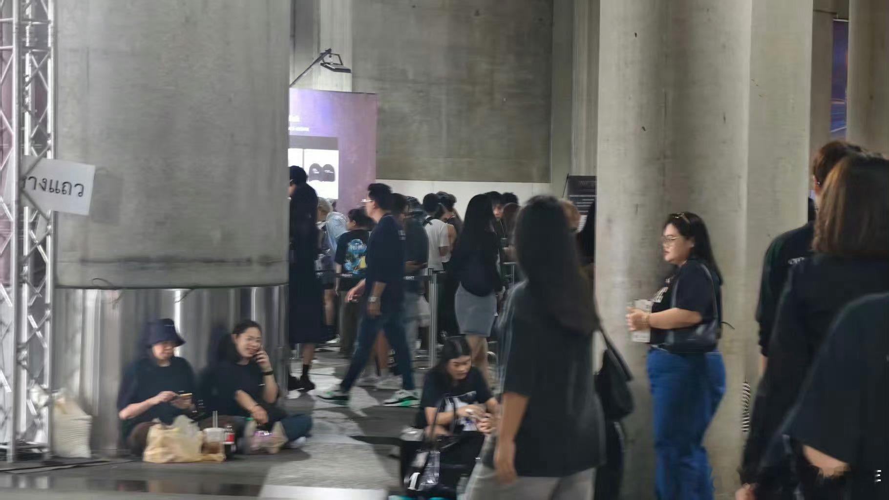 人人人人王嘉尔演唱会人人人人王嘉尔泰国演唱会这阵仗，绝了！放眼望去全是人，跟人海