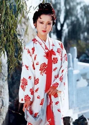 期待五一到来戳这里，一起来集邮>同样的戏服，林妹妹穿好看呢？还是宝姐姐穿好看呢？