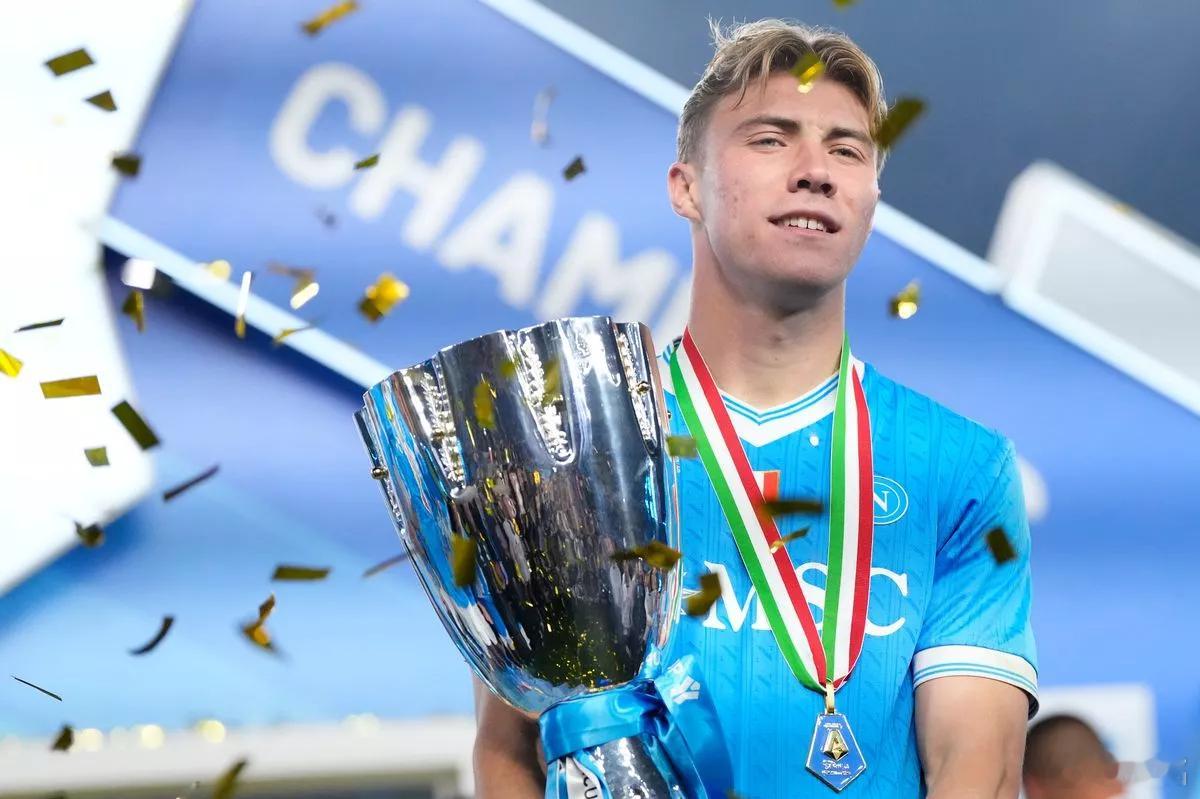 意大利超级杯 那不勒斯击败博洛尼亚，捧得意大利超级杯。这是自1990年马拉多纳时