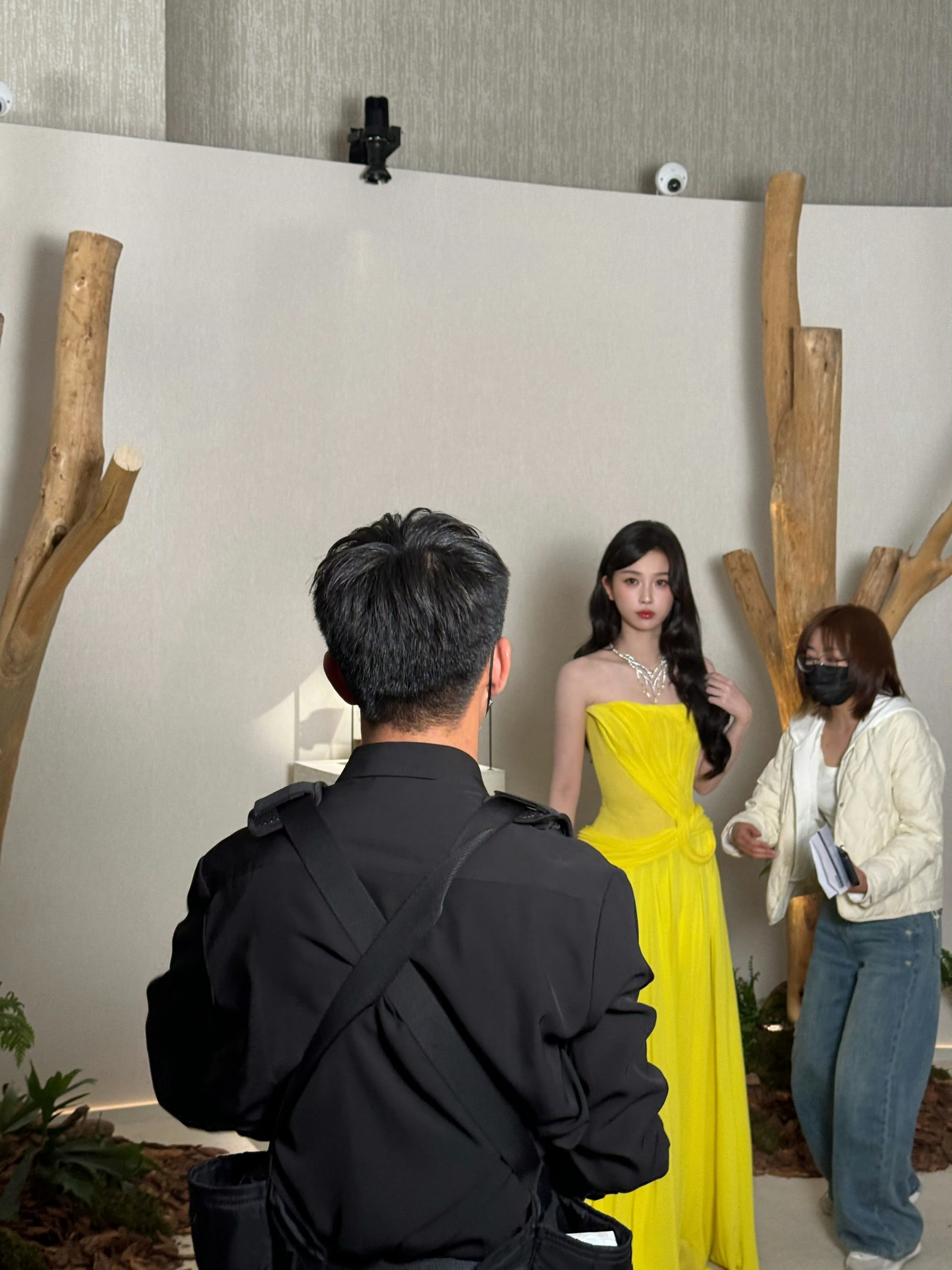 虞书欣高珠展路透好美啊！她太适合亮眼的颜色了！ ​​​