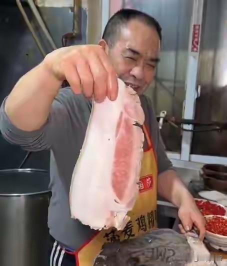 成都一小饭店回锅肉3片卖105元在网上这几天很热，网友和游客对这种高价小吃店质疑