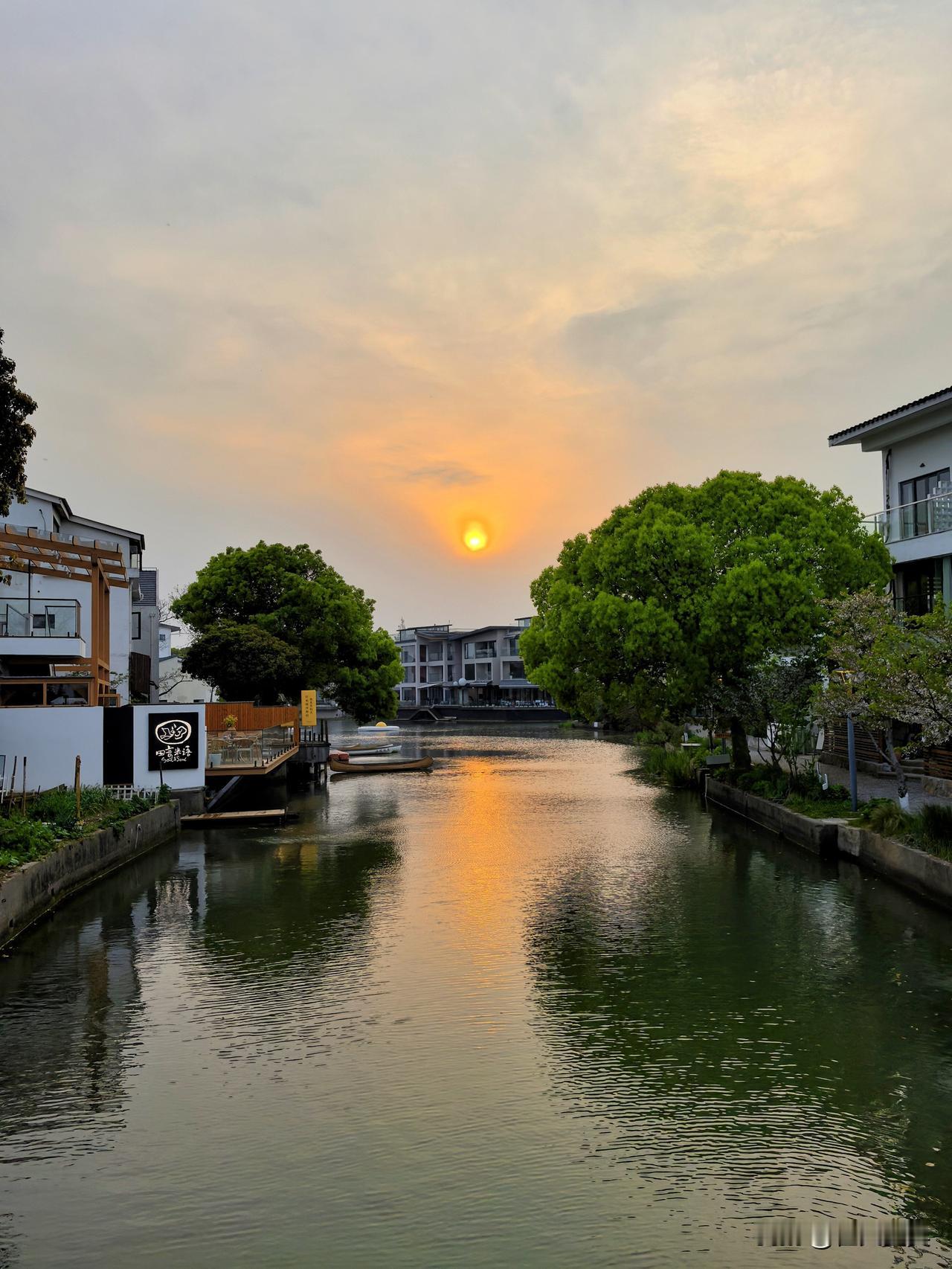 昆山挨着上海，所以我常去。但这次去的是锦溪镇的计家墩理想村，这个村子是我在小红书