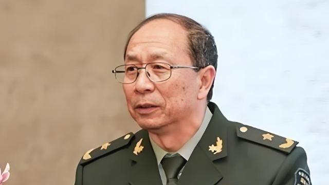 一次，金一南被问：“为什么英国宁愿归还富得流油的香港，却以损失6艘军舰、10多架