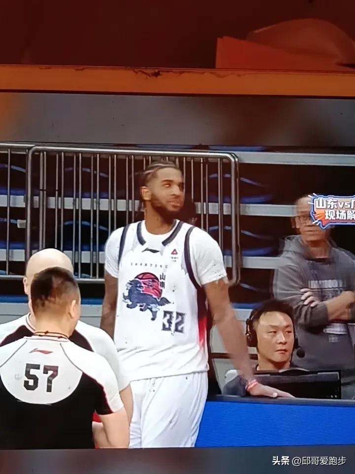 克里斯又上头了！连大纪都劝不住了！明显下黑手！山东这球交代了！今天明显是受徐昕的