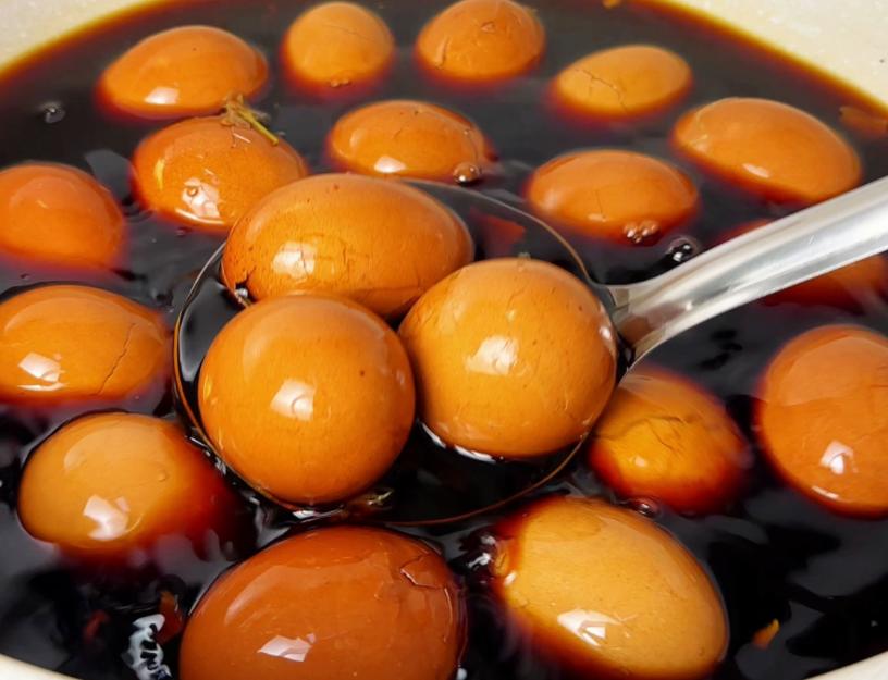 清晨的早点摊前，李阿姨总爱买两个茶叶蛋当早餐，而隔壁张叔却坚持只吃蛋白。关于鸡蛋