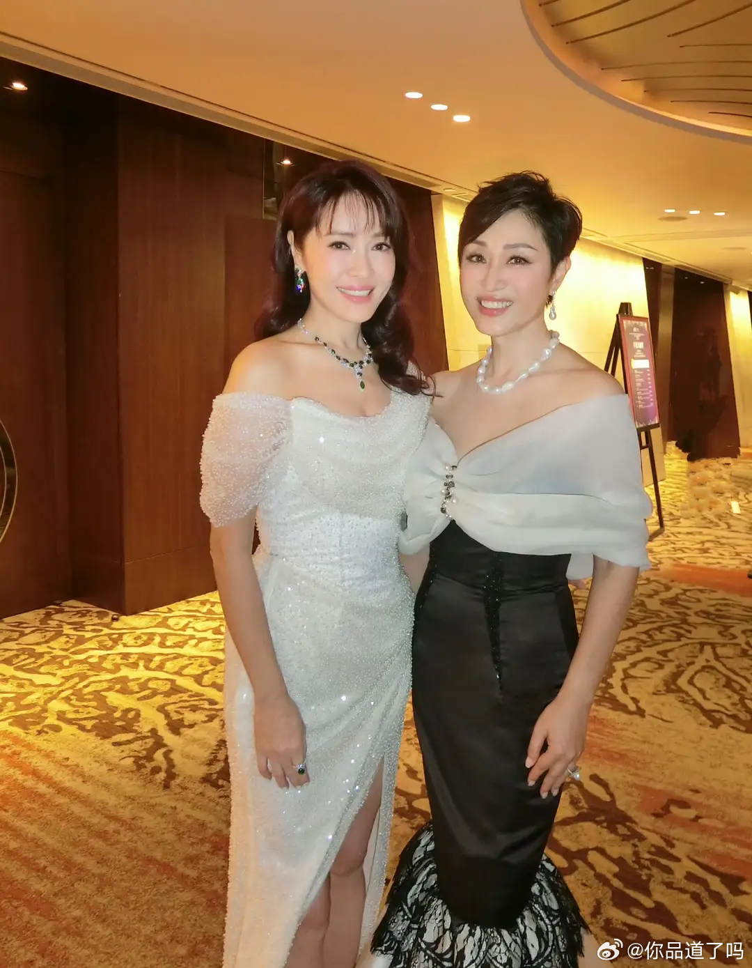 慧妍雅集44周年慈善晚宴刷屏全网，朱玲玲携帝王翡翠稳站C位，而58岁陈法蓉凭一身