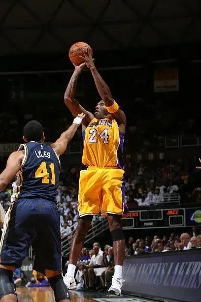 生活的答案从不在“远方”，在你低头看见的脚下路、抬头望见的眼前星——别总问“未来