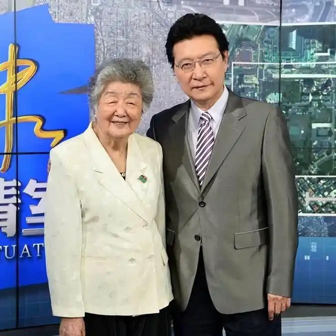 她是赵少康的妈妈，她的相貌很慈祥，也很有温度！赵少康与妈妈长得极像！五官轮廓和脸