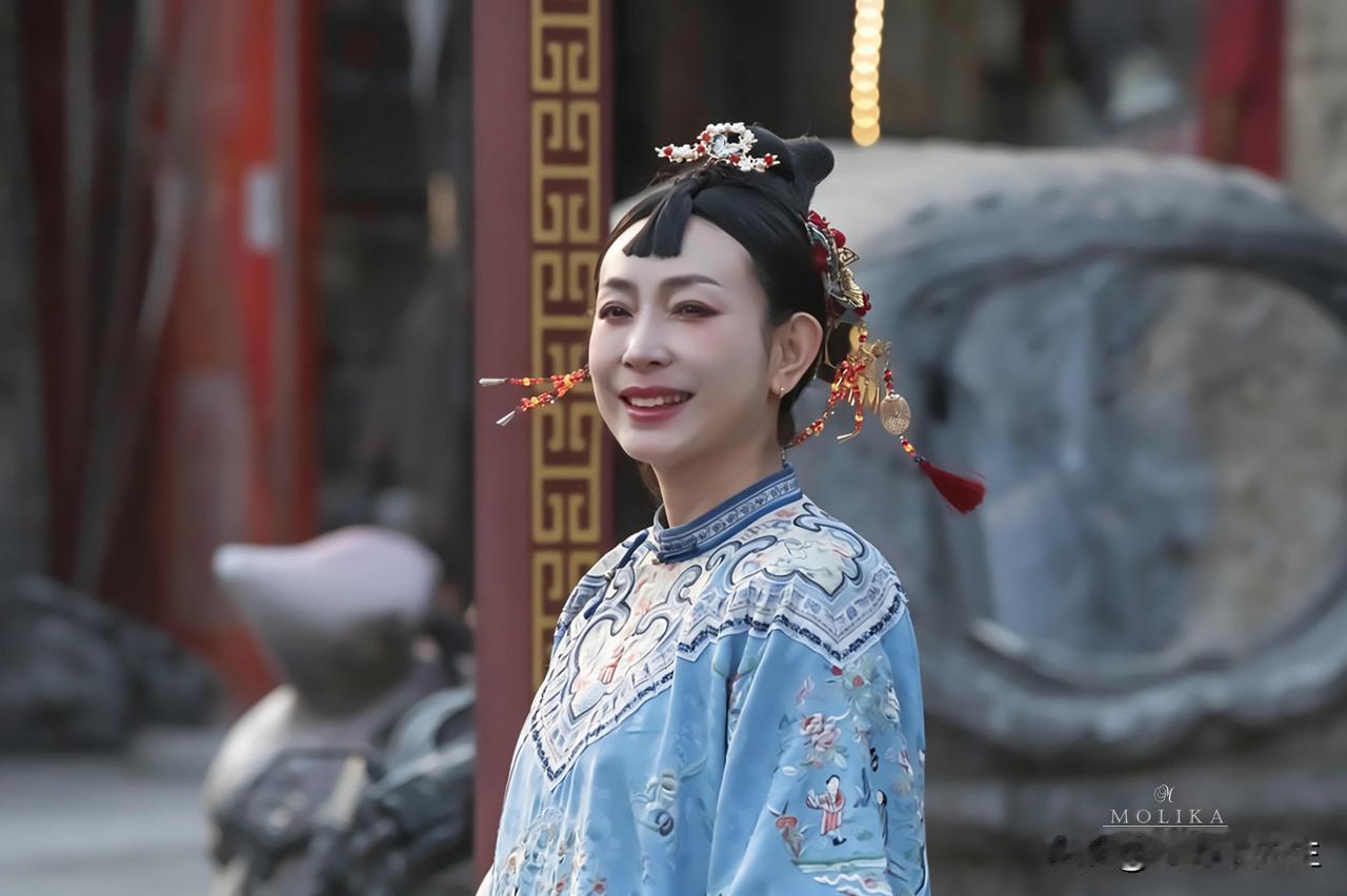 一身清装，浅笑嫣然，把旧时光里的温婉与明媚，都定格成了眼前这帧温柔的风景。
原创