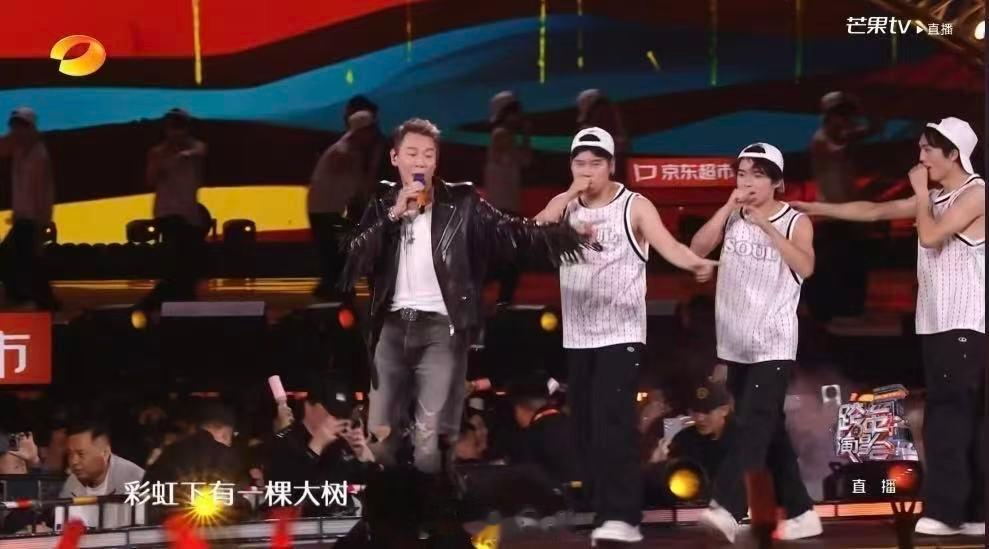 陶喆 身后一群学人精 跨年晚会的陶喆舞台太搞笑，一百个分喆同台合唱找自己，场面壮