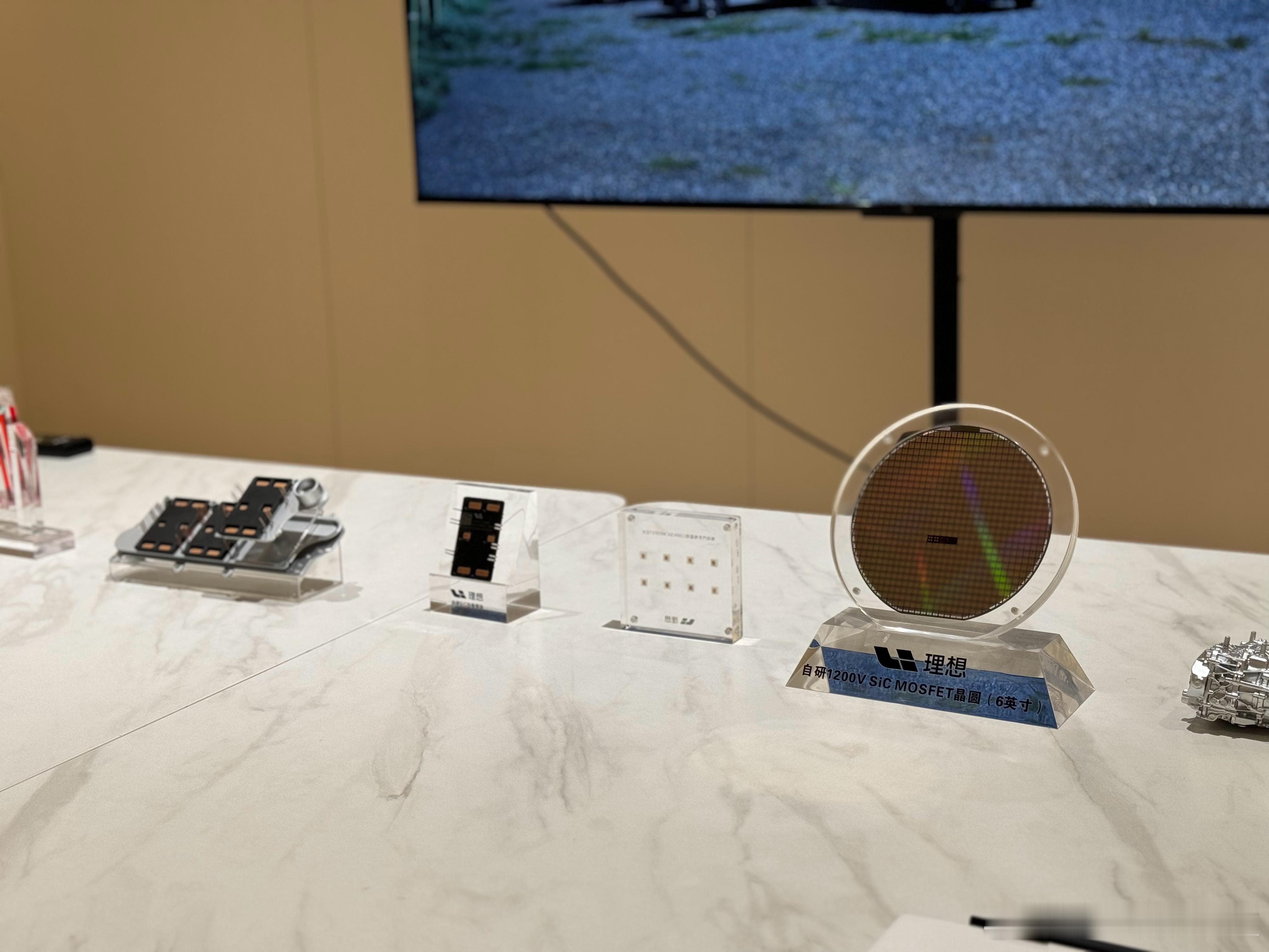 成都车展期间唐伯从正在进行理想 i8 的 318 行程中，闪现成都车展现场，给大