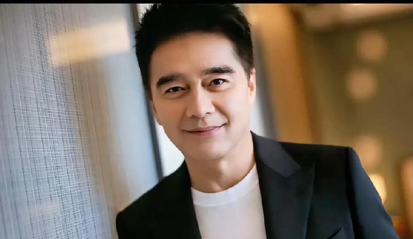 他没出现在前妻的追悼会上，全网骂他冷血。
但真相是，一个61岁的男人，把现任妻子