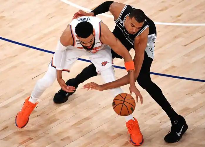 明天NBA总决赛移师马刺主场，马刺能否把握机会赢下尼克斯？小编认为应该是没问题的