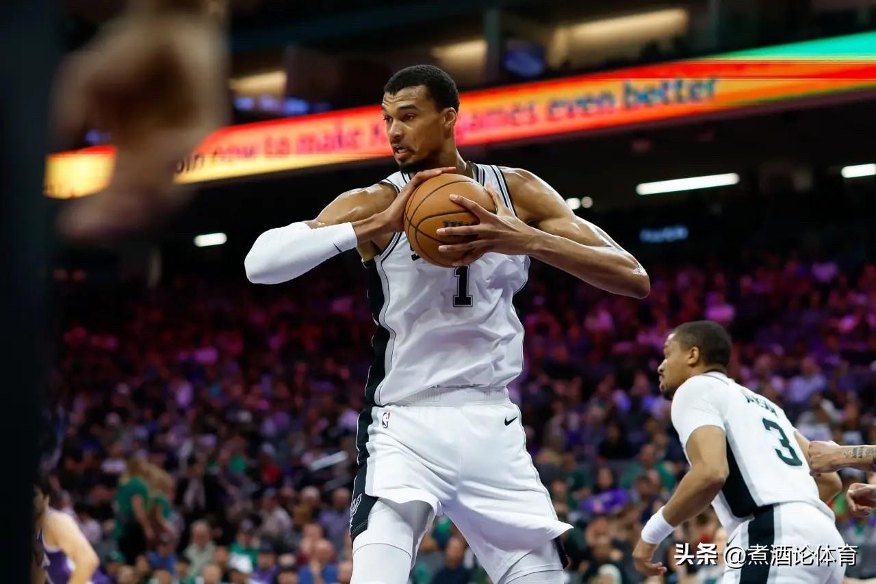 马刺这赛季从西部第13冲到西部前二，不是偶然，是多重必然因素叠加的爆发。

一、