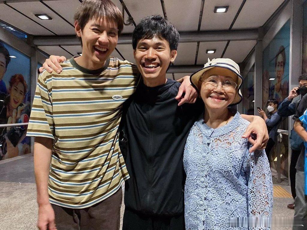 #电影姥姥的外孙确认引进#也是让我等到了，看到这海报对视，氛围感满满，好想看正片